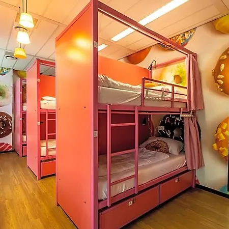Hostelle - Women Only
