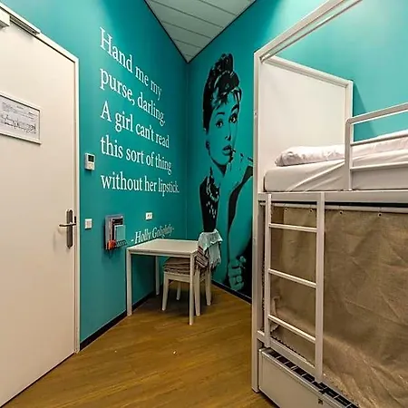 Hostelle - Women Only