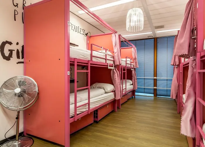 Hostelle - Women Only