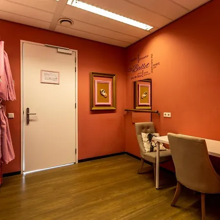Hostelle - Female Only *